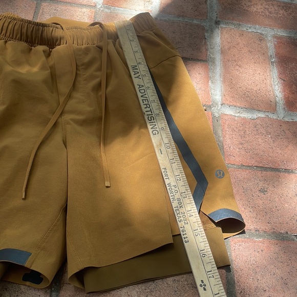 Men’s lulu lemon shorts - Picture 7 of 7